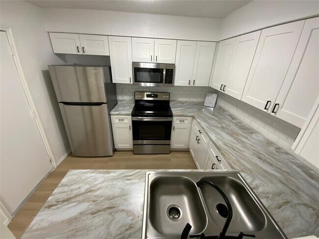 Building Photo - 9524 Woodvale Dr