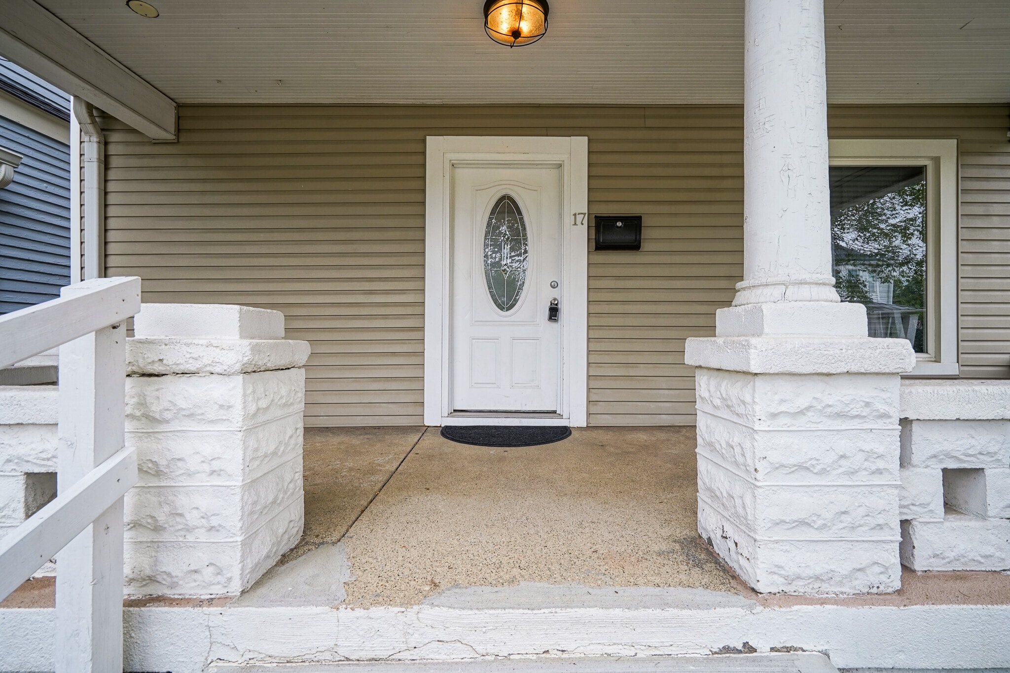 Spacious front porch - 17 N Randolph St