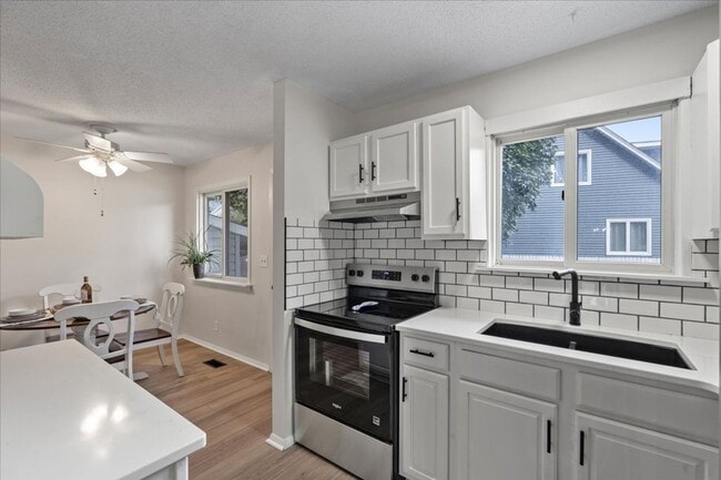 Building Photo - 4 bed/2bath in Bettendorf, IA