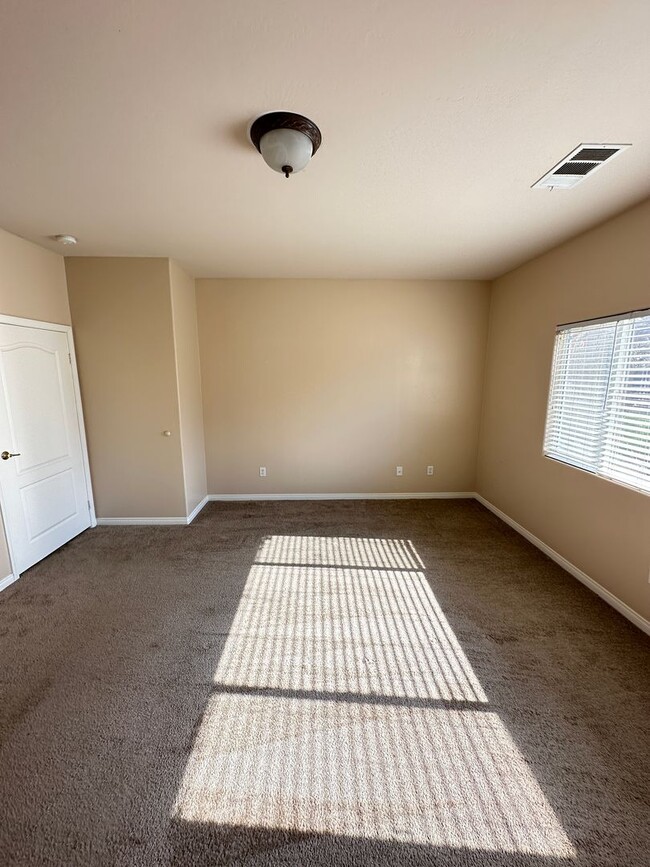 Building Photo - Spacious and inviting 4-bedroom, 2-bathroom home in a desirable Bakersfield neighborhood!