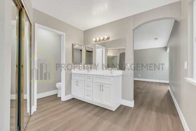 Building Photo - Completely Renovated 4-Bedroom Home with M...