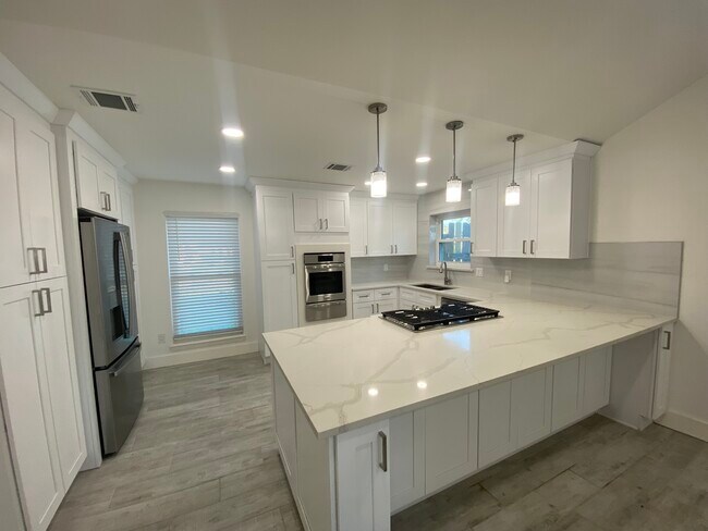 Building Photo - 4831 Wickview Ln