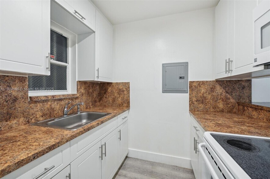 Building Photo - 145 SW 30th Ct