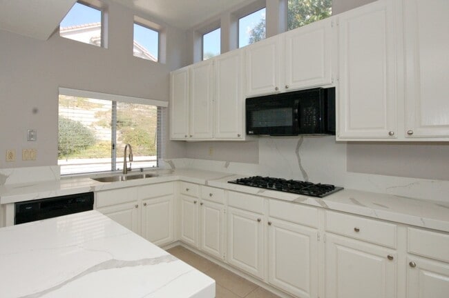 Building Photo - Lovely 3BR/2.5BA Home with Gorgeous Featur...