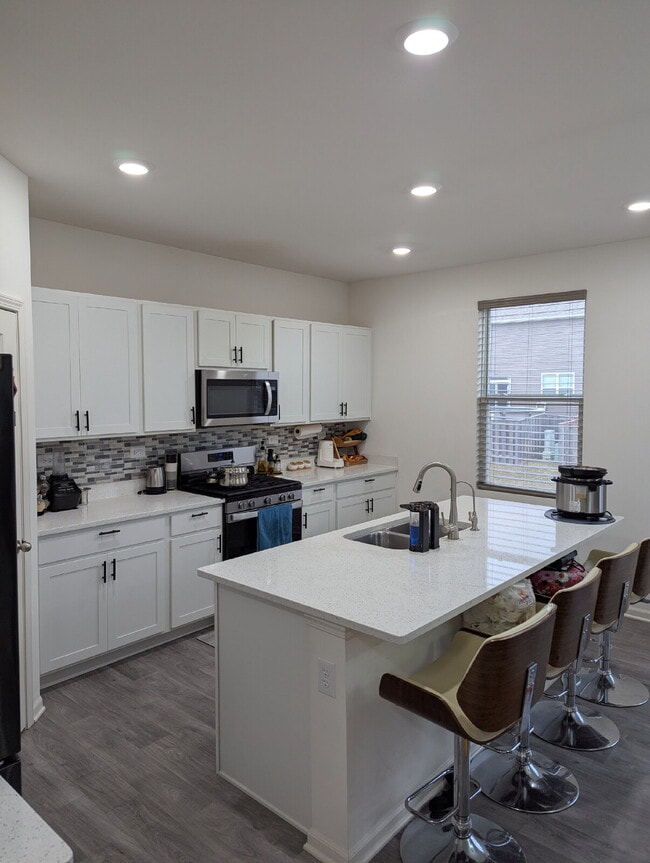 Building Photo - Spacious 4-Bedroom Modern Home with 3 Full Baths.