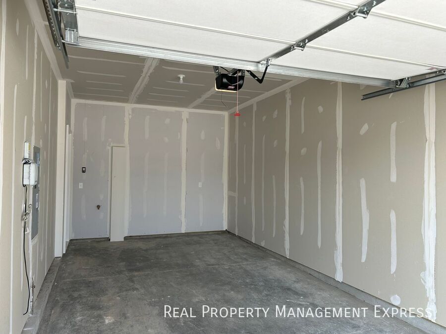 Building Photo - Cozy 2 Bedroom 1.5 Bathroom Townhome
