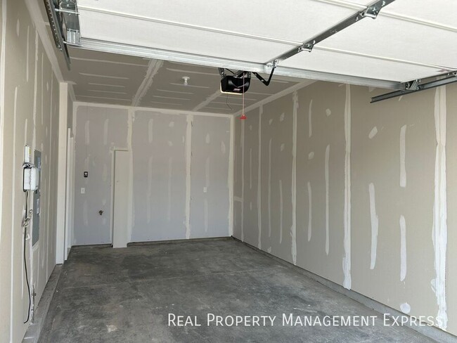 Building Photo - Cozy 2 Bedroom 1.5 Bathroom Townhome