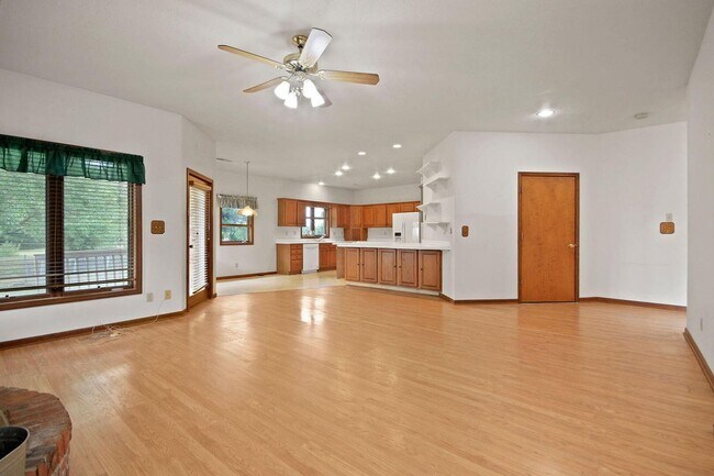 Building Photo - Private 3BR Brick Home with Scenic View