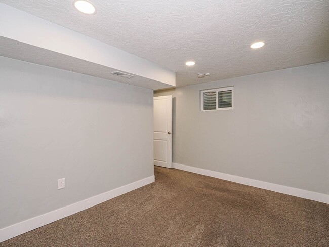 Building Photo - 5 Bedroom, 2.5 Bathrooms Home