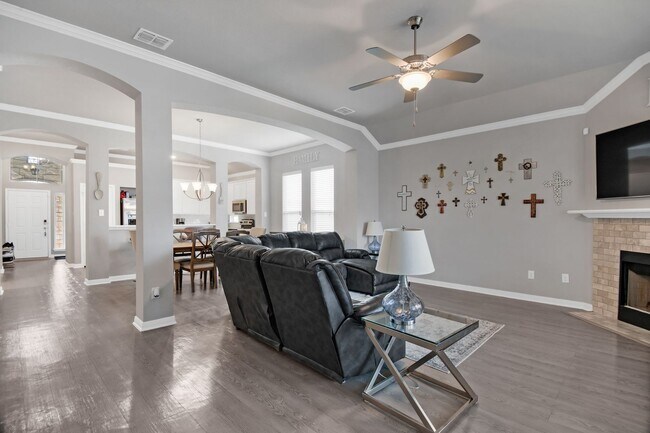 Building Photo - 3/2 in MIDWAY ISD!!
