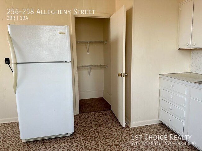 Building Photo - 2 bedroom apartment with HEAT INCLUDED!