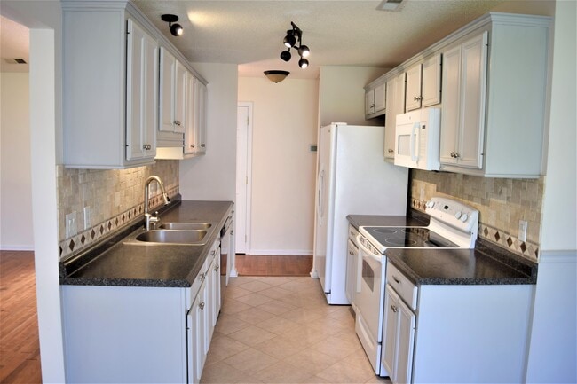 Building Photo - 10120 Sparkling Brook Ct