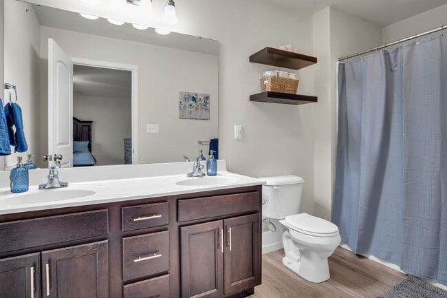 Building Photo - Luxury 4/BR, 2.5 bath townhouse