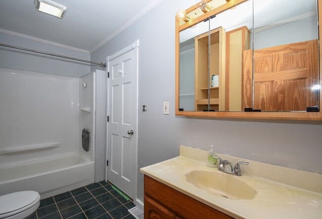 Building Photo - 1107 Hilltop Blvd