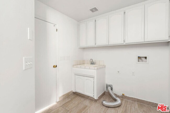 Building Photo - 10711 4 Bears Dr