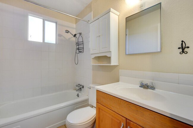 Building Photo - 2108 Applewood Rd