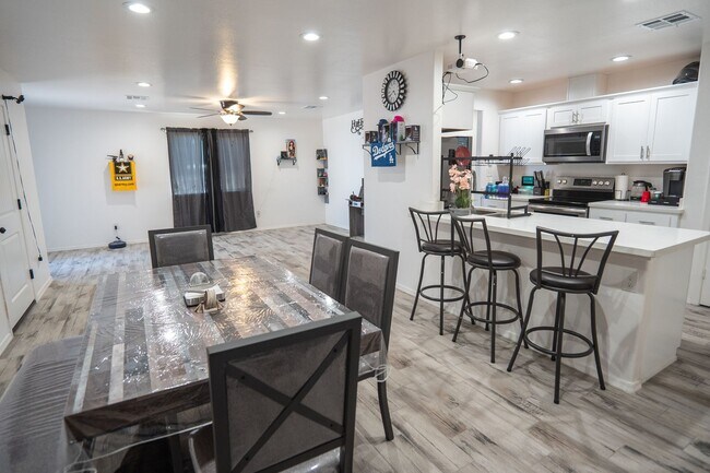 Building Photo - Prime Location Living: 3-Bedroom Gem Near Sam's Club & Yuma Palm Mall