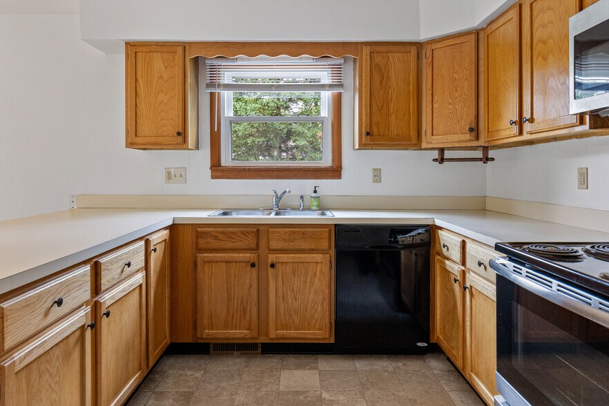 Building Photo - 250 Grey Birch Dr