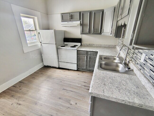 Building Photo - 817 S Main St