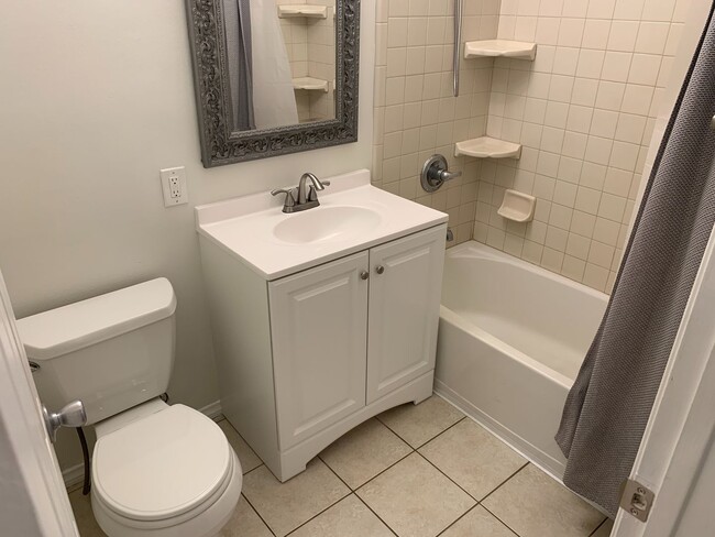 Building Photo - Newly Remodeled 3 Br 2 Ba Home in West Hills