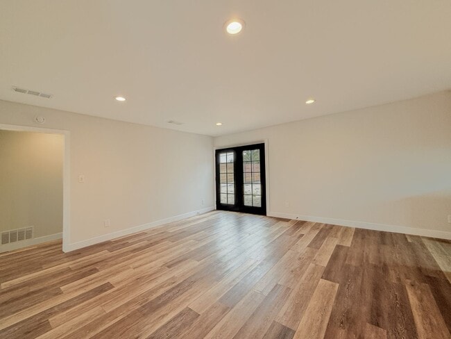 Building Photo - Modern 3-Bedroom Home with Private Yard in...