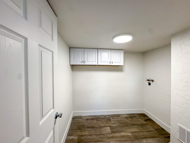 Building Photo - 1340 E Navajo Dr