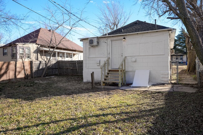 Building Photo - 607 N Evans Ave