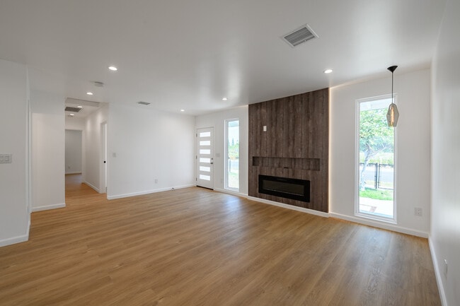 Building Photo - 6557 Darwell Ave