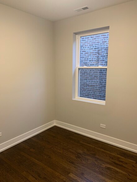 Building Photo - 5315 W Montrose Ave