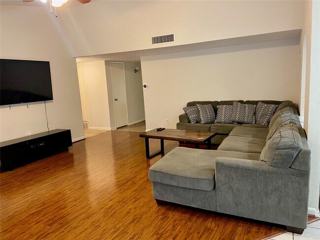 Building Photo - 2706 Lindbergh Dr