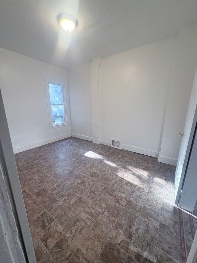 Building Photo - 1 Bedroom Apt Located in the York City