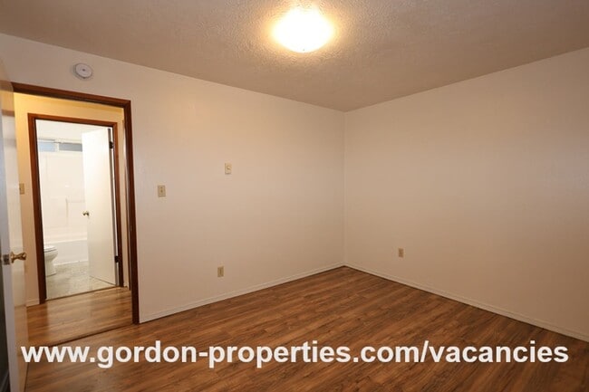 Building Photo - SE Green Vista Dr - Milwaukie 2 bedroom duplex with fireplace