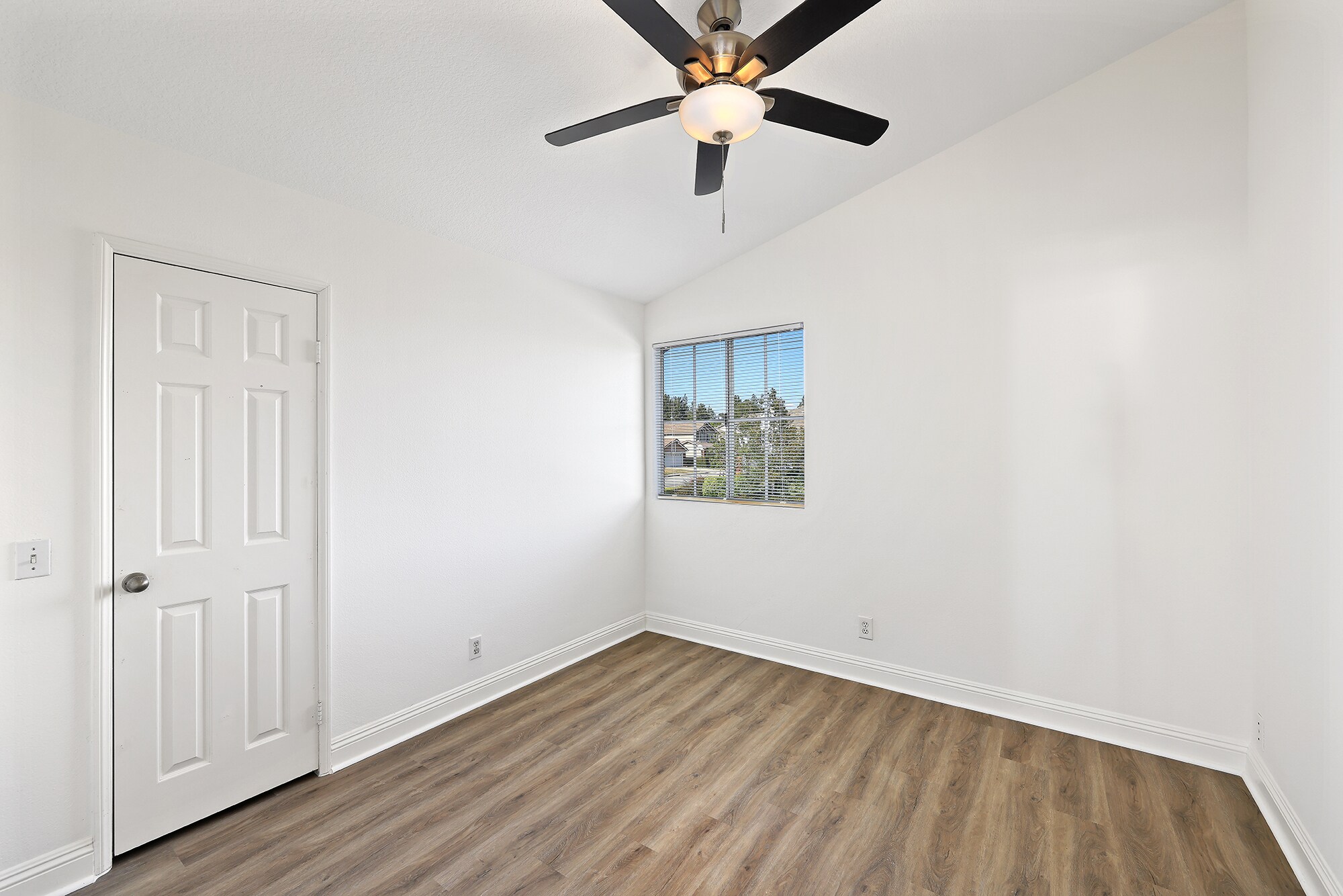 Building Photo - 6718 Vanderbilt Plz