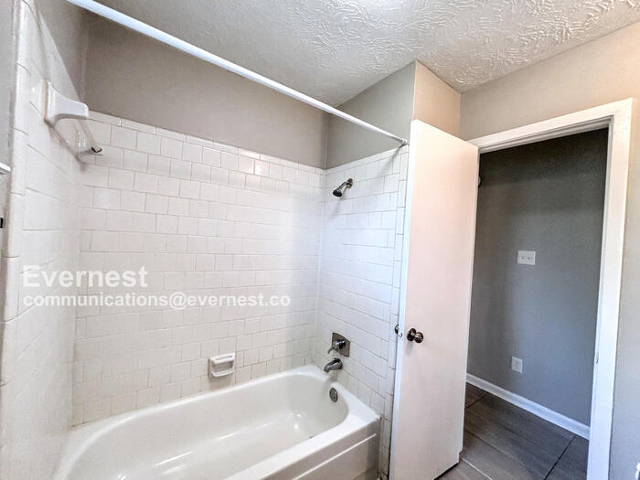 Building Photo - 203 Woodvale Dr