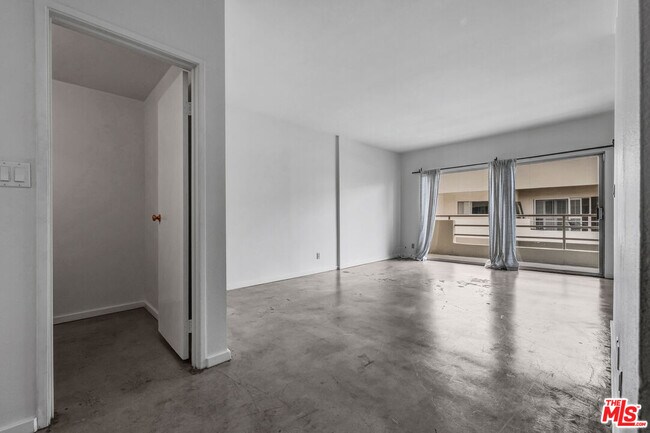 Building Photo - 1131 Alta Loma Rd