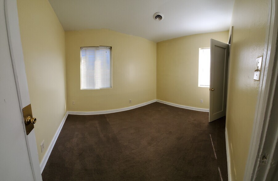 Back bedroom with closet - 1917 Joliet St