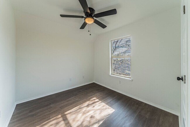 Building Photo - Sable Ln Duplex