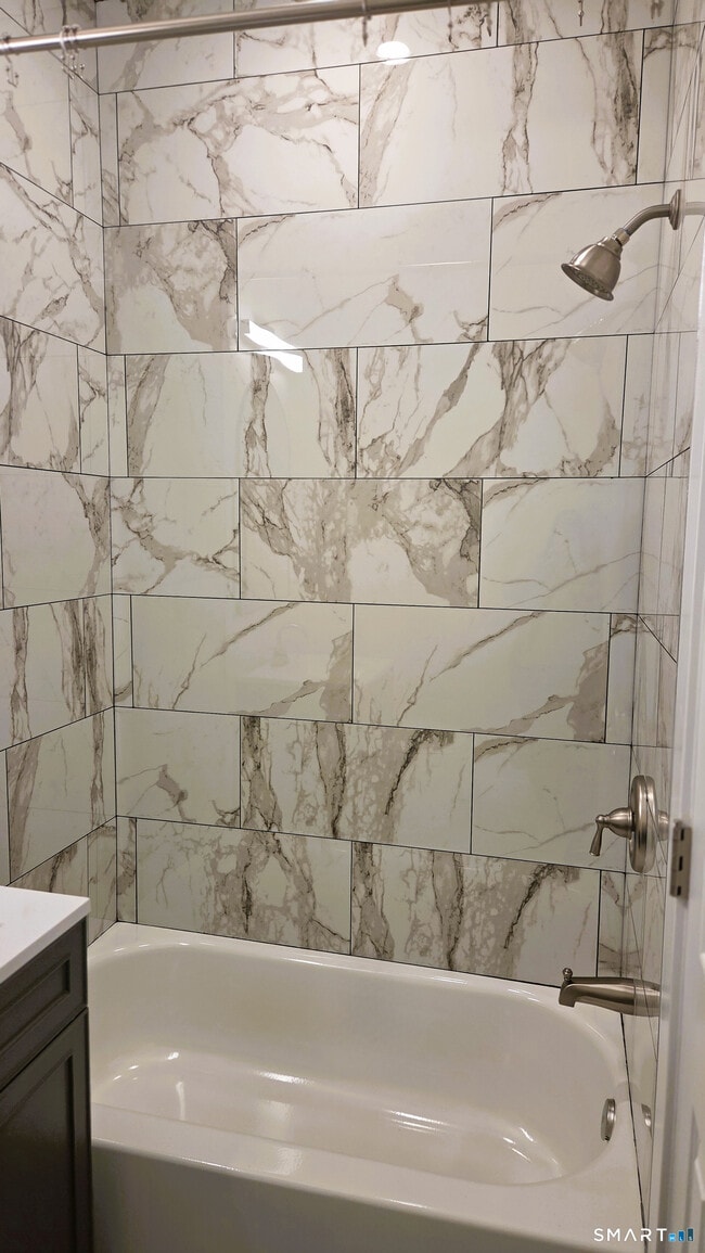 Building Photo - 14 Meadow St