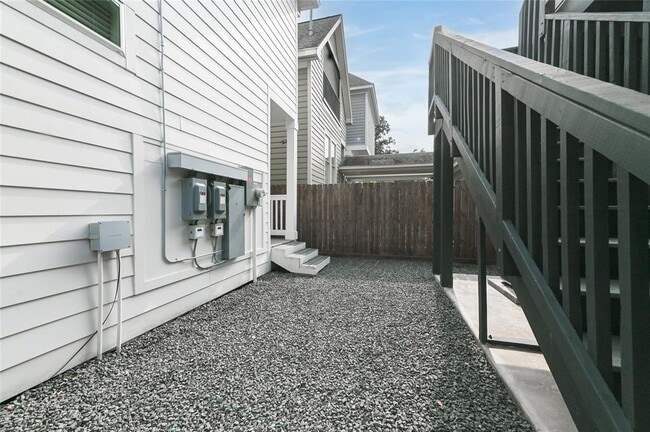 Building Photo - 425 W 21st St