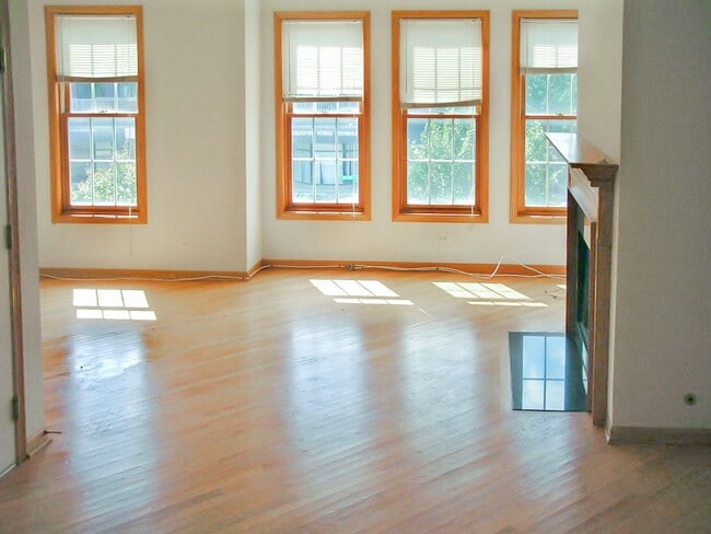 Building Photo - 1324 W Diversey Pky