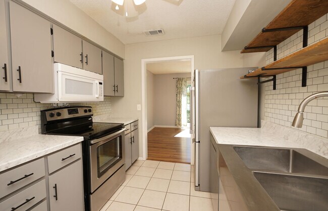 Building Photo - 116 Country Club Dr