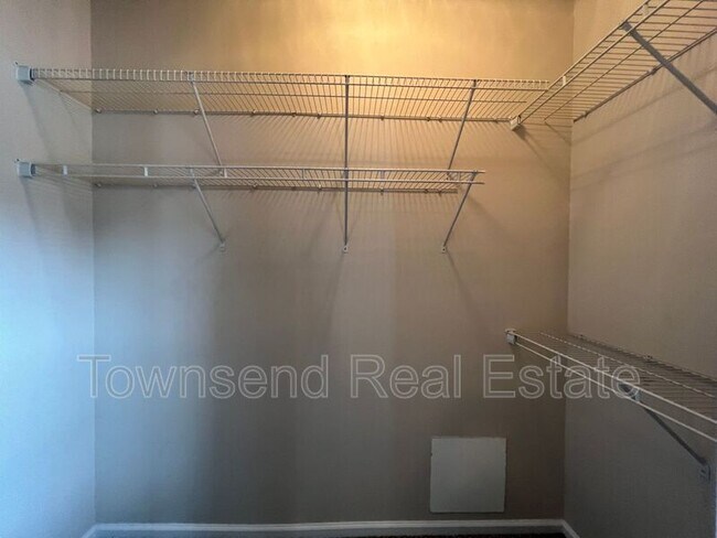 Building Photo - 621 Marshtree Ln