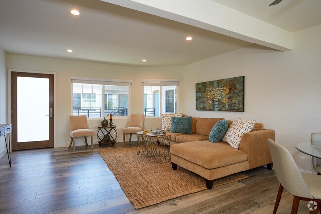 1BR, 1BA - 600 SF - 201 S Broadway