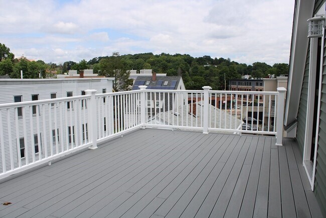 Building Photo - 19 Iona St