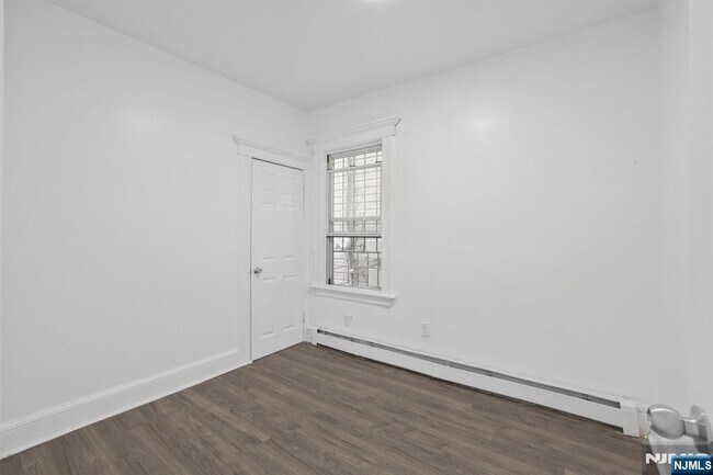 Building Photo - 18 Barnert Pl