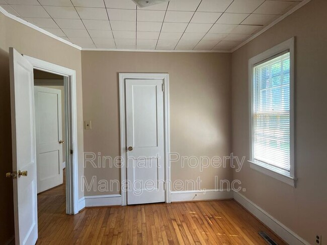 Building Photo - 1203 Deas St