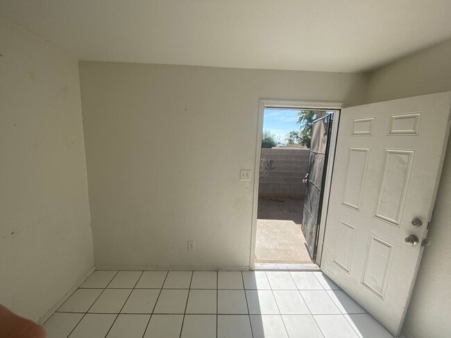 Primary Photo - 1321 W Vogel Ave