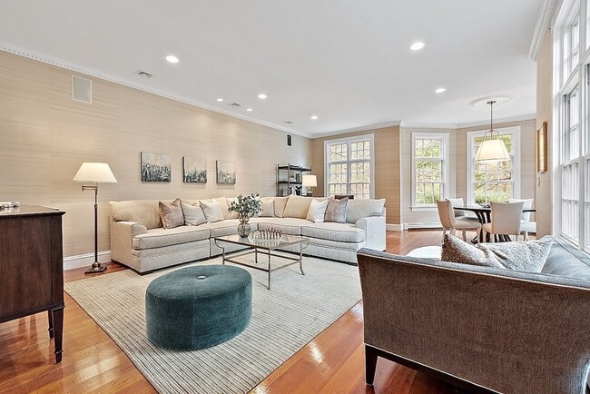 Building Photo - 451 Wellesley St