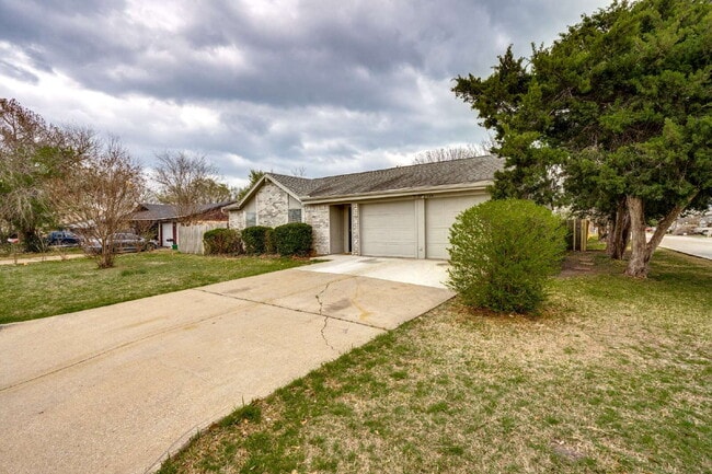 Building Photo - Stylishly Updated Home with Spacious Living and Ample Outdoor Space