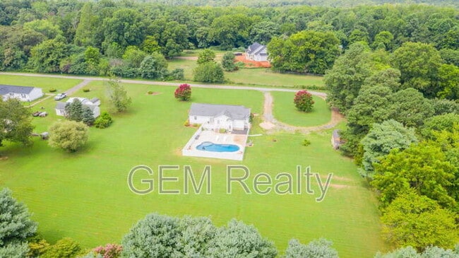Building Photo - 15617 Mockingbird Ln